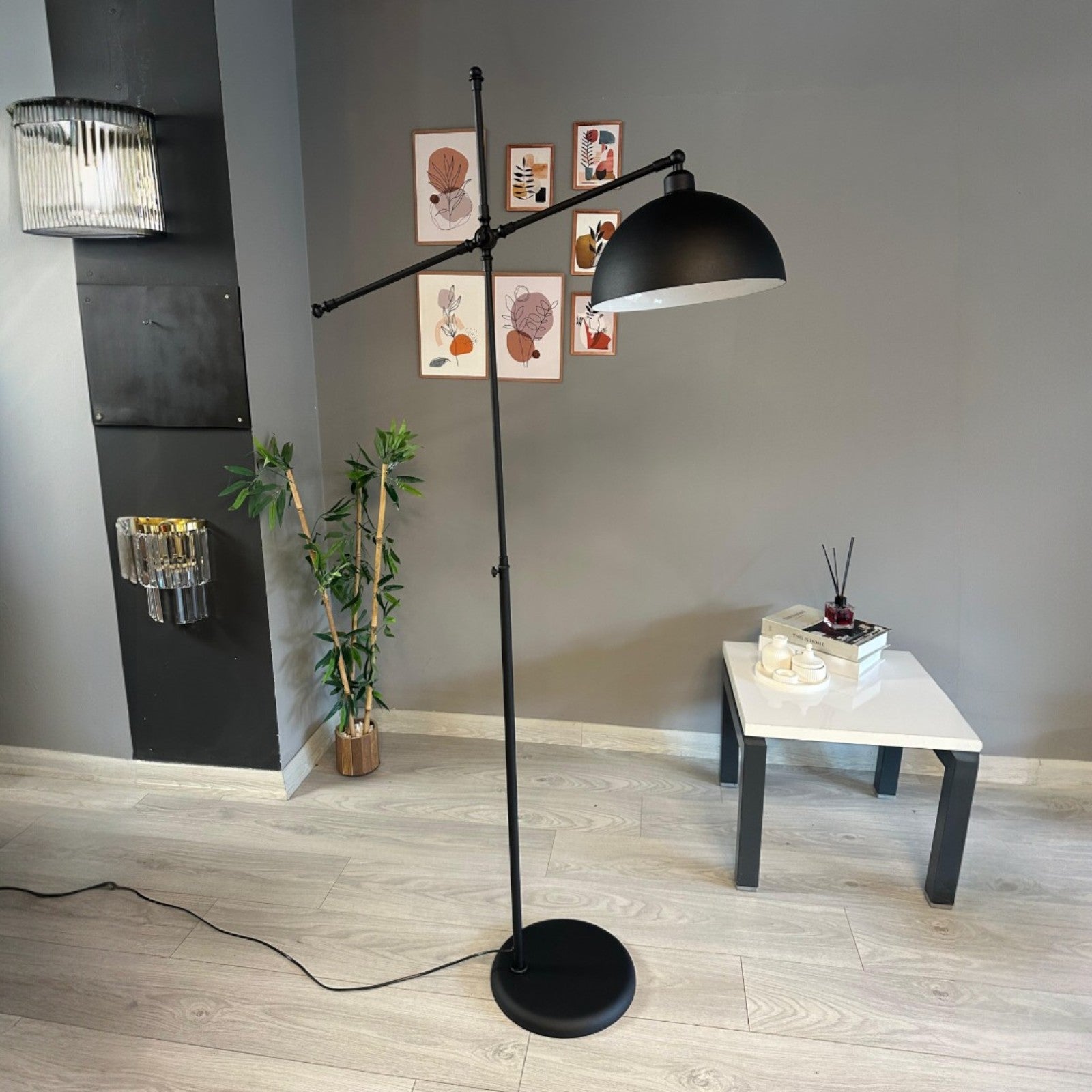 Stehlampe aus Metall mit E27, verstellbarer Lampenschirm